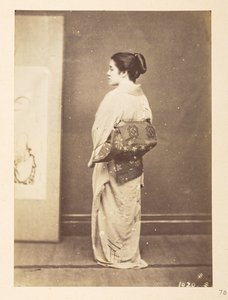 Japansk kvinne i tradisjonell kjole, Fotograf: Ukjent  Lucas Collection: Fotografisk oversikt over verdensturneen til Charles James og Morton P, Lucas av English Photographer