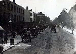 Kensington High Street, London av English Photographer