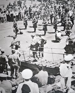 Kiltepipere spiller i land fra 1. bataljon Argyll og Sutherland Highlanders fra HMS Ceylon ved Pusan, 29. august 1950 (s/hvitt-bilde) av English Photographer
