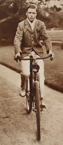 Kong Edward VIII sykler i 1911 av English Photographer