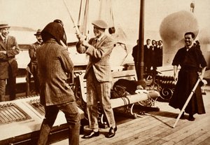 Kong Edward VIII tester en japansk fektehjelm, 1922 av English Photographer