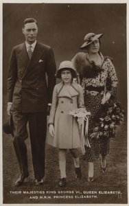 Kong George VI, dronning Mary og deres eldste datter, prinsesse Elizabeth (s/hv-bilde) av English Photographer