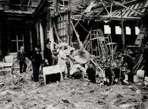 Kong George VI og dronning Elizabeth, sammen med Winston Churchill, kartla bombeskader, antagelig til Buckingham Palace (s/hv-bilde) av English Photographer