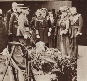 Kong George V hyller ved sykepleier Edith Cavells grav i Belgia (s/hvitt-bilde) av English Photographer