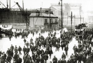 Avslutningstid ved Harland und Wolff-verftet, Belfast, Irland med Titanic under bygging i bakgrunnen, 1910-11 av English Photographer