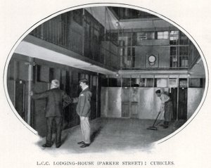 L.C.C. Lodging-House (Parker Street): Avlukker (s/hvitt bilde) av English Photographer