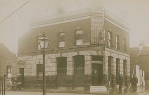 Lads of the Village, Mary Anne Street, Stepney, London av English Photographer
