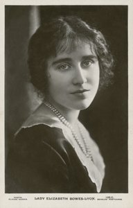 Lady Elizabeth Bowes-Lyon (s/hvitt bilde) av English Photographer