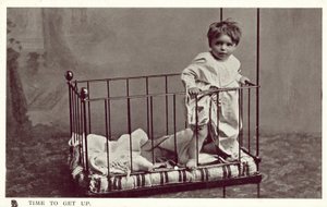 Liten gutt i en barneseng (s/hvitt bilde) av English Photographer