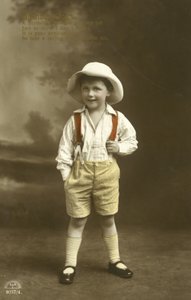 Liten gutt i røde seler (farge litho) av English Photographer