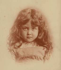 Liten jente (s/hvitt bilde) av English Photographer