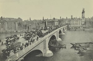 London Bridge: hestetrukne omnibusser og vogn, samt fotgjengere, krysser broen, 1895 av English Photographer