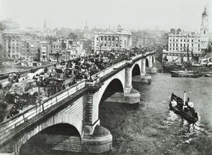 London Bridge: hestetrukket trafikk på broen, 1895 av English Photographer