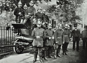 London Fire Brigade: gruppe brannmenn, med motor og kraner, 1895 av English Photographer