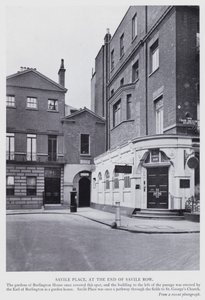 London: Savile Place, på slutten av Savile Row (s/hvitt-bilde) av English Photographer