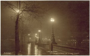 London, Embankment på en våt natt (s/h-bilde) av English Photographer