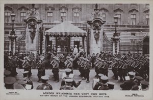 London ønsker sine egne gutter velkommen, Seiersmarsj for London-regimentene, 5. juli 1919 (s/hv-bilde) av English Photographer