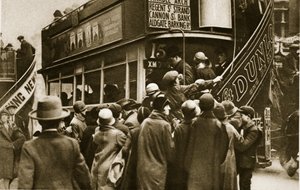 Londonboere som haster etter en buss på Ludgate Hill (sepia-bilde) av English Photographer
