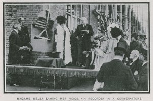 Madame Melba legger stemmen sin på plate i en hjørnestein av English Photographer