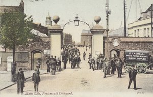 Main Gate, Portsmouth Dockyard (fargebilde) av English Photographer