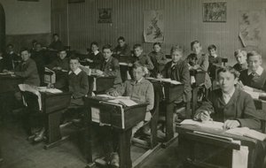 Mannlige elever som sitter bak pultene sine under en leksjon på skolen av English Photographer