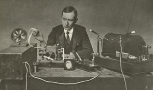 Marconi med et tidlig trådløst apparat (s/hvitt-bilde) av English Photographer