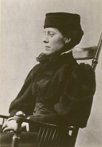 Mary Kingsley, portrett, sittende, iført hatt (s/hvitt bilde) av English Photographer