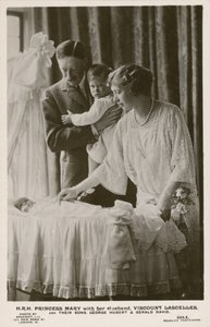 Mary, Princess Royal, og mannen hennes, Viscount Lascelles, med sønnene deres, George og Gerald (s/hv-bilde) av English Photographer