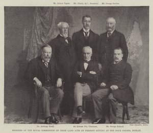 Medlemmer av Royal Commission on Irish Land Acts sitter for tiden ved Four Courts, Dublin av English Photographer