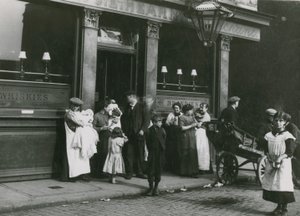 Menn, kvinner og barn utenfor en taverna i London av English Photographer