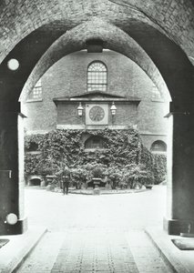 Millbank Prison: kapell gjennom buegang, 1885 av English Photographer