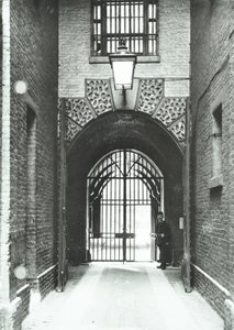 Millbank fengsel: hovedpassasje, vaktmester Barnard i døråpningen, 1885 av English Photographer