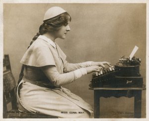 Frøken Edna May, ved skrivemaskinen av English Photographer