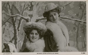 Savner Zena og Phyllis Dare av English Photographer