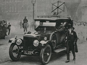 Bil med radiomottaker og rammeantenne på taket av bilen av English Photographer