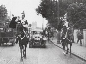 Mounted Heralds of Arms foran en offisiell bil, London (s/hv-bilde) av English Photographer