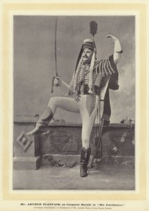 Mr Arthur Playfair, som korporal Harold i Hans Eksellens av English Photographer