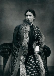Mrs Humphry Ward, 1881 av English Photographer