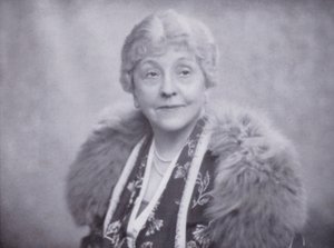 Fru Laura Henderson, eier av Windmill Theatre, Piccadilly, London (bilde) av English Photographer