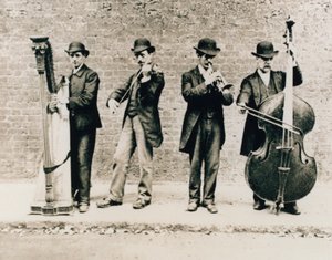 Musikere i Greenwich i 1884 av English Photographer