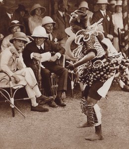 Innfødt skjønnhet i Freetown, Sierra Leone, danser foran den fremtidige kong Edward VIII av English Photographer