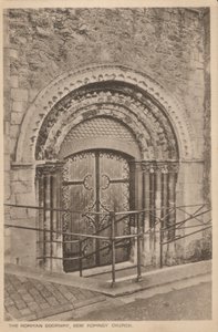 Norman døråpning til St Nicholas Church, New Romney, Kent (s/hvitt bilde) av English Photographer