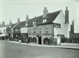 Old Bull, Wandsworth High Street, 1897 av English Photographer