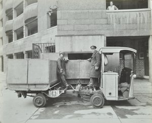 Ossulston Estate: Støvmenn tømmer container i bunnen av søppelsjakten av English Photographer