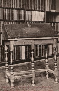 Oxford, Pembroke College, Dr Johnson's Desk, fra Edial Hall, nr Lichfield, hvor han holdt en skole (s/hv-bilde) av English Photographer