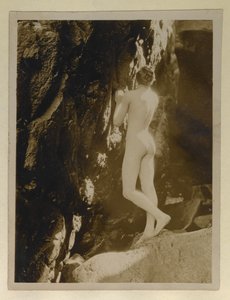 Fotografi av Alistair Graham naken, oppbevart sammen med brevet til Evelyn Waugh, ca. 1924 (gelatinsølvtrykk) av English Photographer