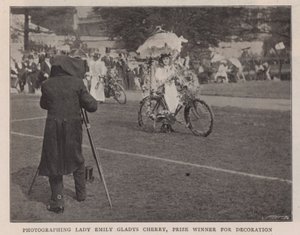 Fotograferer Lady Emily Gladys Cherry, prisvinner for dekorasjon av English Photographer