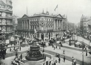 Piccadilly Circus, som viser Shaftesbury Memorial Fountain og London Pavilion (s/hv-bilde) av English Photographer