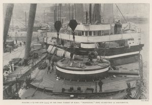 Plassering av en 67-tonns pistol (13,5) i fortårnet til HMS Trafalgar, Port Guard-Ship i Portsmouth av English Photographer