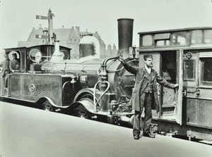 Plattformporter på en jernbanestasjon, 1885 av English Photographer
